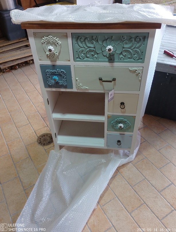 Credenzina in legno in fase di imballaggio extra con pluriball, bolle aria e angolari protettivi, i vetri vengono smontati, nei magazzini di Arredamentishop.it