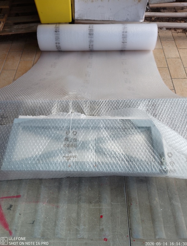 Credenzina in legno in fase di imballaggio extra con pluriball, bolle aria e angolari protettivi, i vetri vengono smontati, nei magazzini di Arredamentishop.it