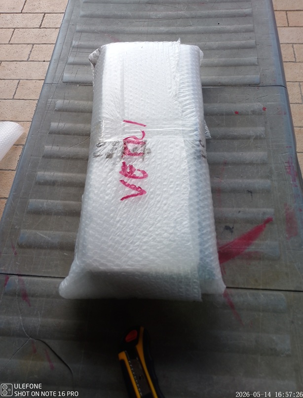 Credenzina in legno in fase di imballaggio extra con pluriball, bolle aria e angolari protettivi, i vetri vengono smontati, nei magazzini di Arredamentishop.it