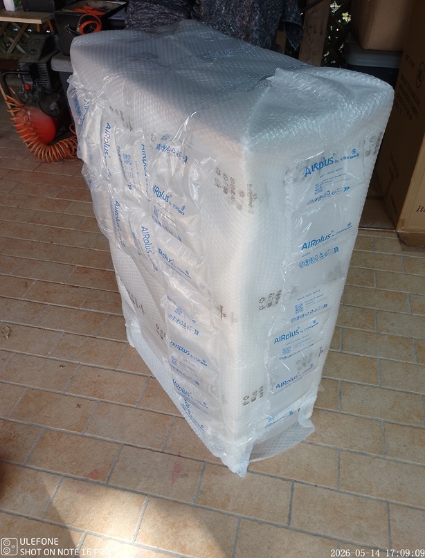 Credenzina in legno in fase di imballaggio extra con pluriball, bolle aria e angolari protettivi, i vetri vengono smontati, nei magazzini di Arredamentishop.it