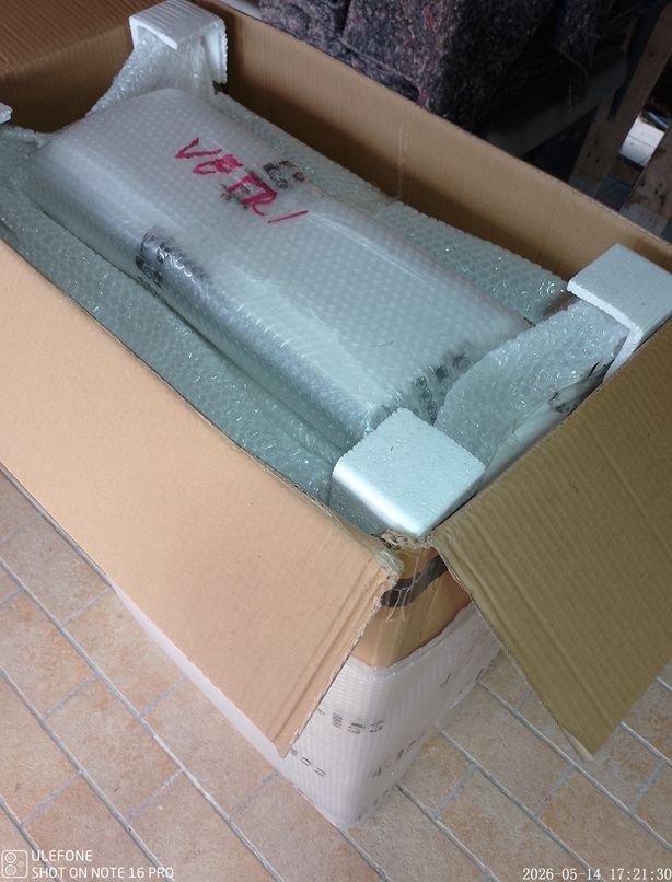 Credenzina in legno in fase di imballaggio extra con pluriball, bolle aria e angolari protettivi, i vetri vengono smontati, nei magazzini di Arredamentishop.it